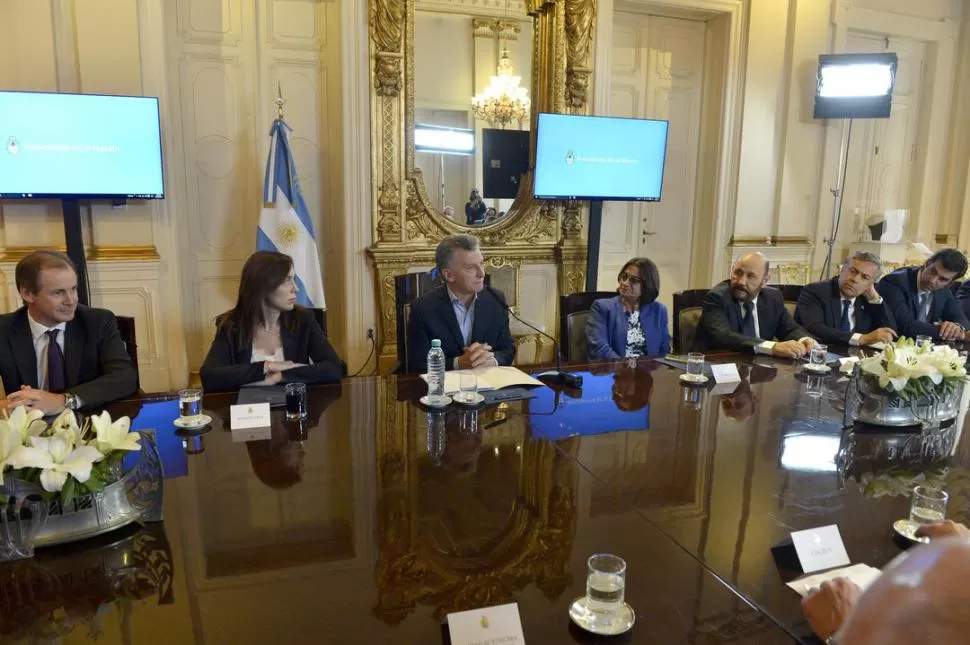 ACUERDO. Tras la firma con Mauricio Macri, las provincias deberán ajustarse a lo que dispone el acuerdo. DYN