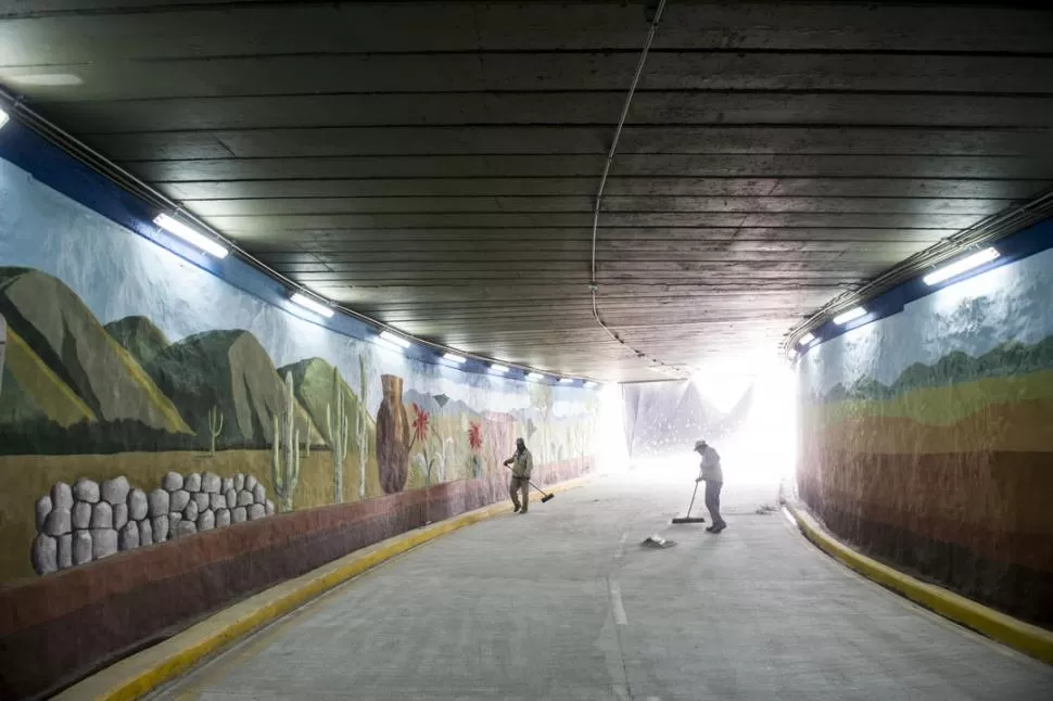 MURAL. Fernández decoró el túnel de la calle Córdoba el año pasado. LA GACETA  / FOTO DE JORGE OLMOS SGROSSO
