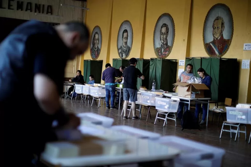 PREOCUPACIÓN GENERAL. Sólo cinco de cada 10 chilenos se presentaron a cumplir con su deber cívico de votar en las escuelas trasandinas. reuters