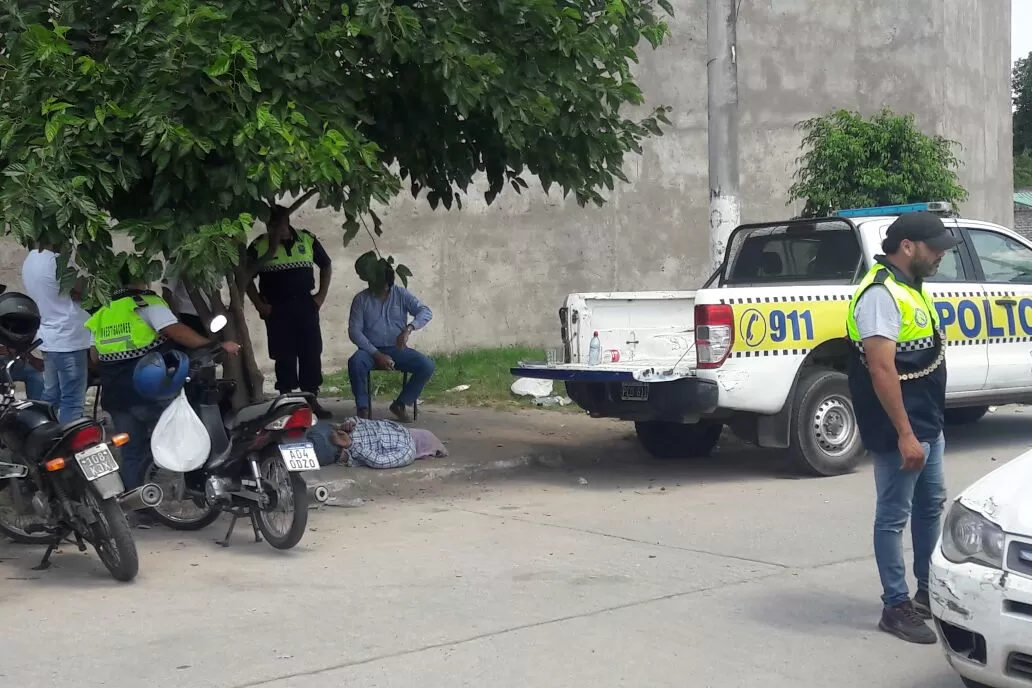 ATRAPADO. La Policía aprehendió a uno de los asaltantes y secuestró el taxi. FOTOS ENVIADAS POR UN LECTOR