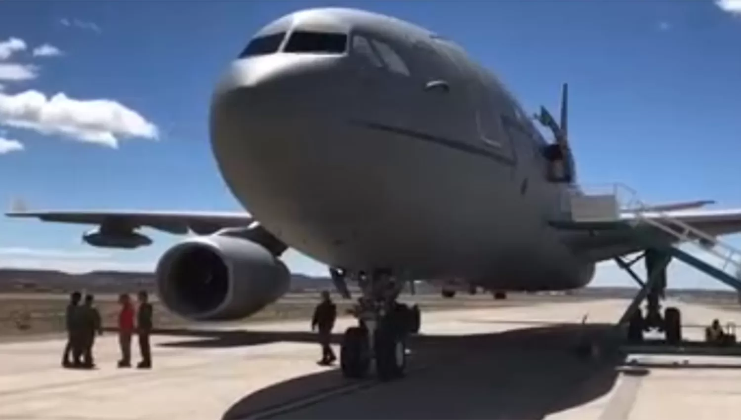 El avión de la Corona Británica que aterrizó hoy en la Argentina. CAPTURA DE VIDEO