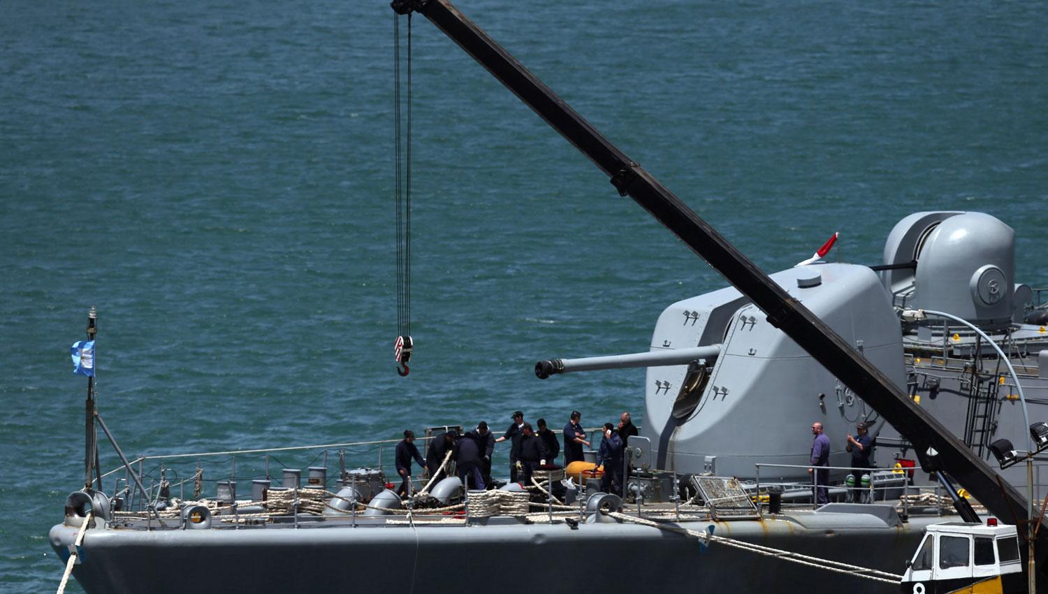 BÚSQUEDA. La tripulación del destructor argentino Sarandí se apresta para sumarse a la búsqueda del ARA San Juan. REUTERS