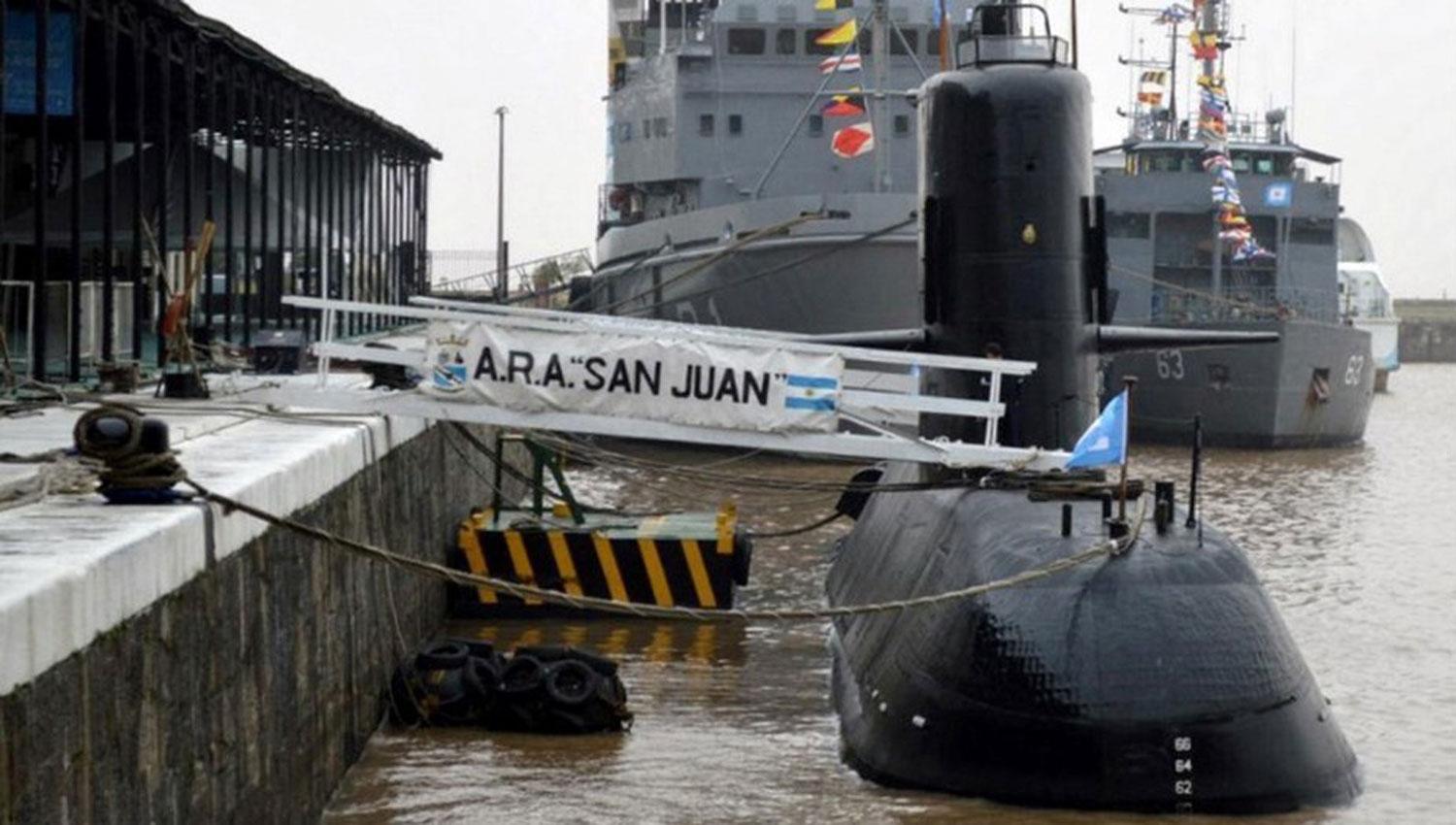 EN EL PUERTO. El ARA San Juan, en la base naval de Mar del Plata junto a otros barcos de guerra. FOTO TOMADA DE CLARIN