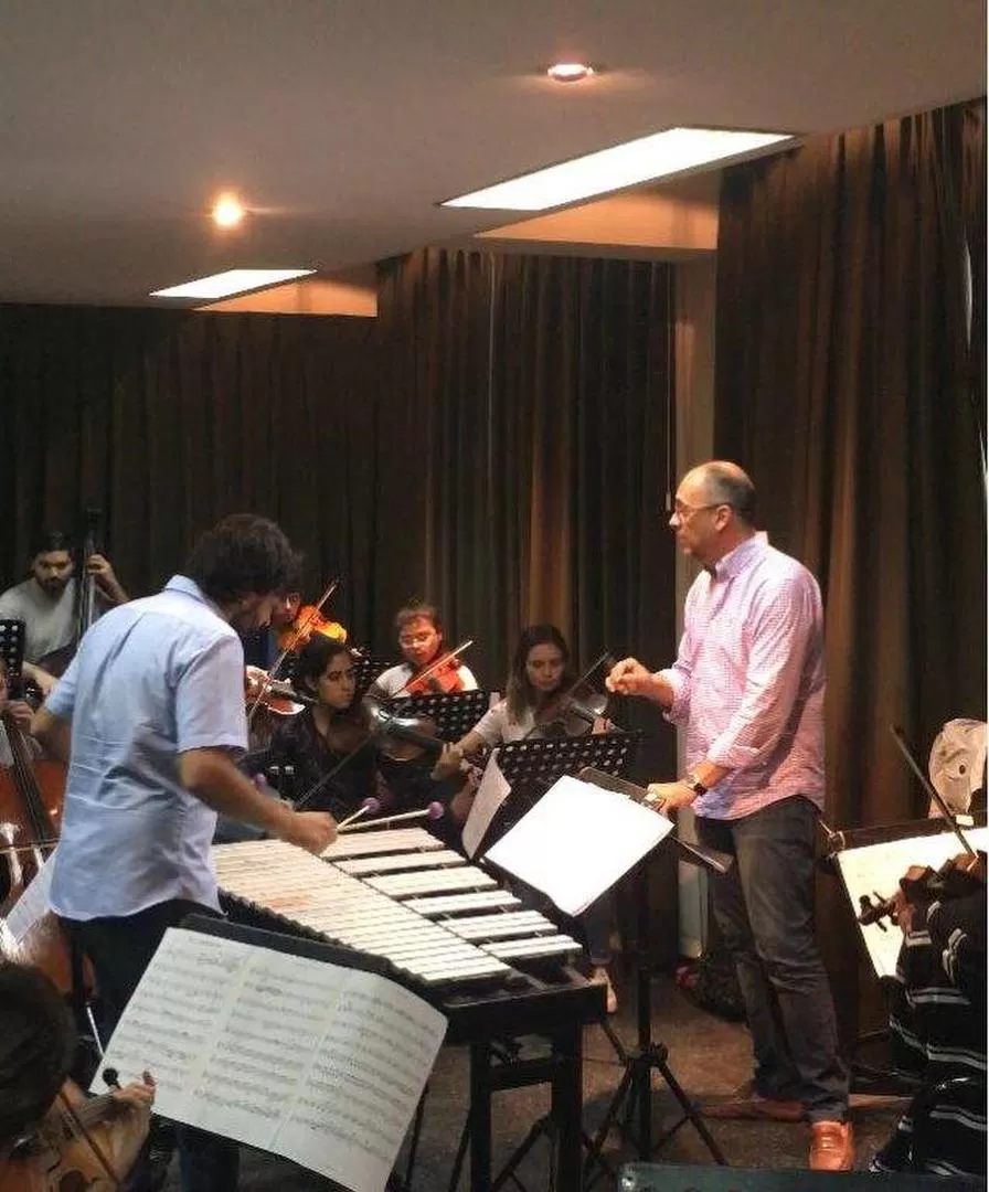 SALA DE ENSAYO. Narvaja en el vibráfono junto a la Orquesta Juvenil de la UNT, con la batuta de Guersman. .