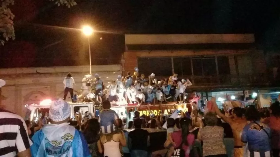 A APAGAR EL FUEGO. Los jugadores de Marapa recorrieron la ciudad a bordo del autobomba y celebraron toda la noche.   