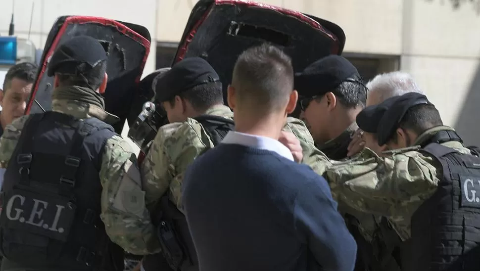 EN JUICIO. Bajo una fuerte custodia llegó ayer Boudou a Comodoro Py. TELAM