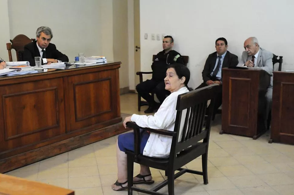 TESTIGO. AnaTorrejón, madre de la víctima, habló ante el Tribunal; detrás, López escuha en silencio.  la gaceta / foto franco vera