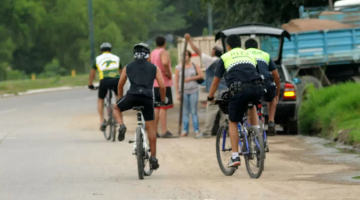 DURAS CRÍTICAS. Los bikers cuestionan que los policías sólo custodian la avenida Presidente Perón. la gaceta / foto de ines quiteros orio