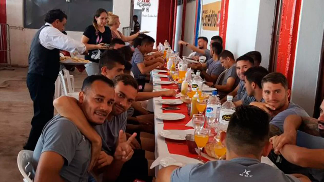 ALMUERZO. Los Santos almorzaron juntos en el club antes de partir a Buenos Aires. (@CASMOficial)