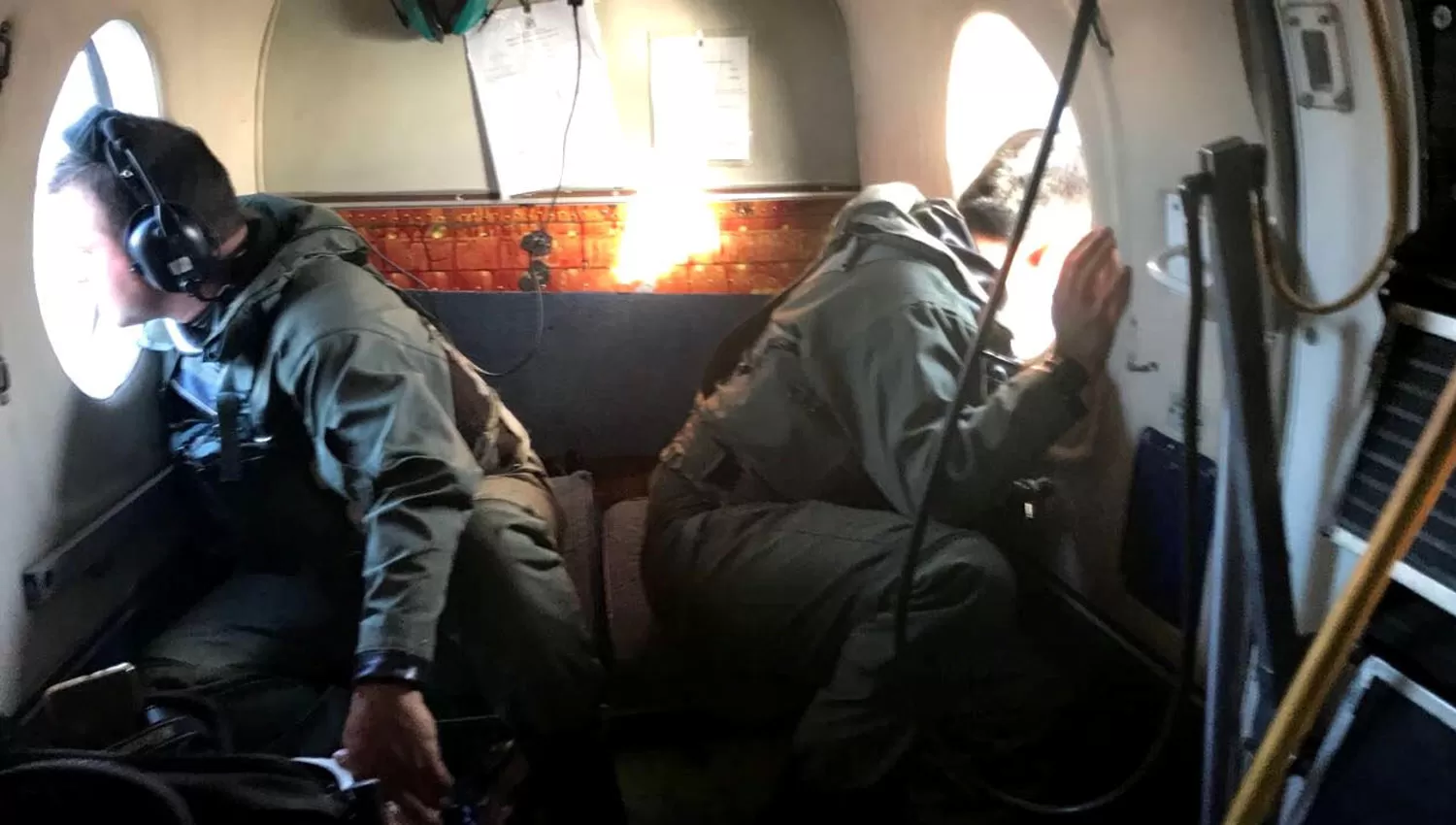 LA BÚSQUEDA. Militares argentinos rastrean el mar desde un avión. REUTERS