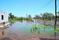 A siete meses de las últimas inundaciones, el agua sigue anegando Sol de Mayo
