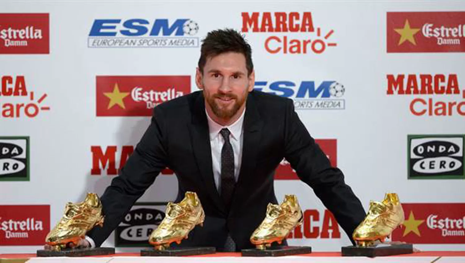 Lionel Messi con las cuatro Botas de Oro recibidas en su carrera. FOTO TOMADA DE LA NACIÓN.