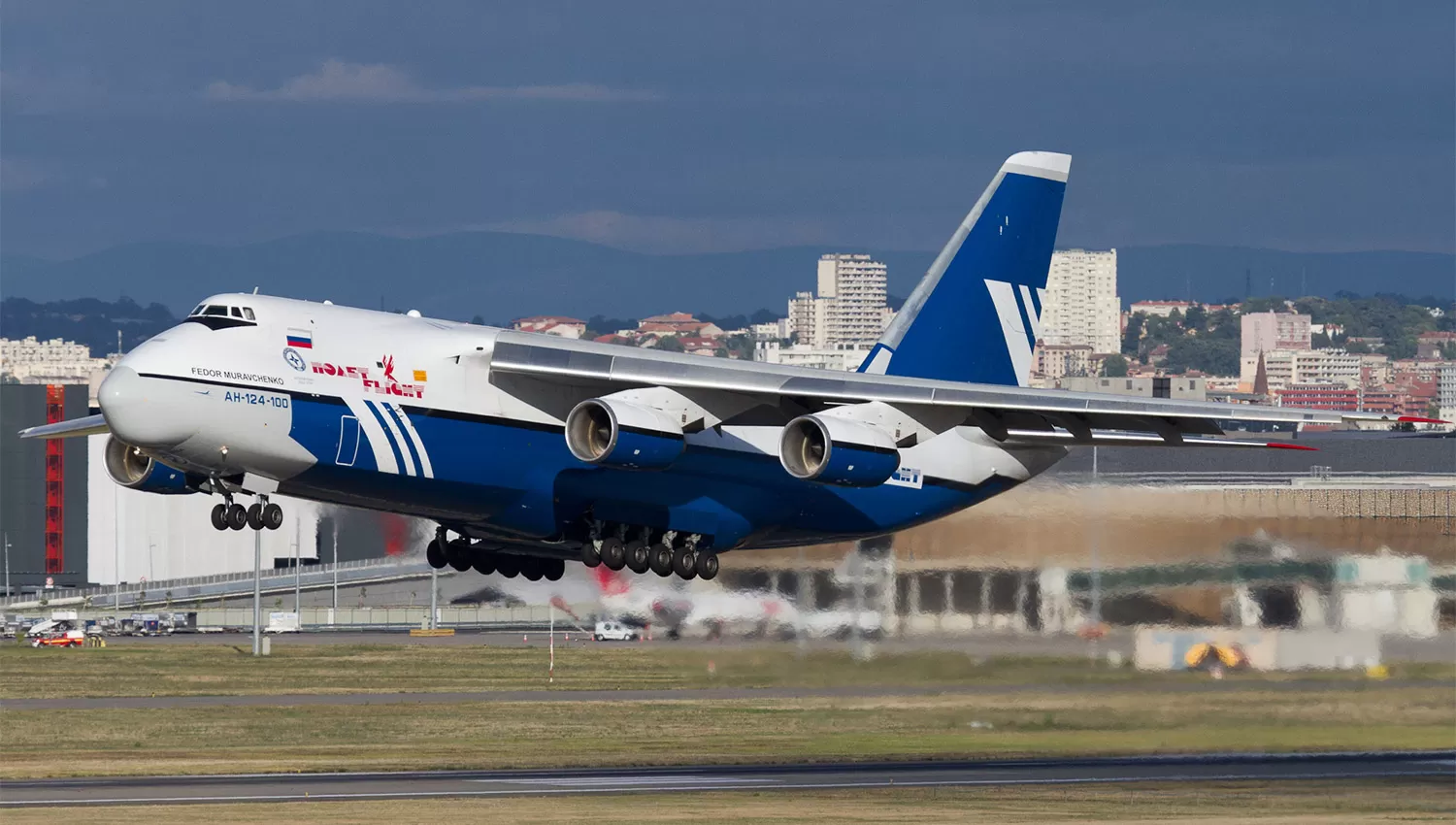 COLOSO DEL AIRE. El Antonov 124 es uno de los aviones más grandes del mundo; cuenta con 20 ruedas en el tren trasero de aterrizaje. 