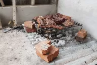 Asado de obra: un ritual de carne y fuego para unos pocos elegidos