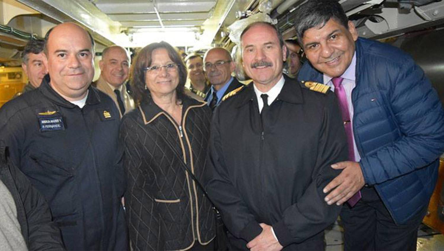 EN EL SUBMARINO. Villamide (de bigotes), junto al tucumano Fernández, capitán del ARA SAN JUAN. FOTO TOMADA DE INFOBAE.COM.AR
