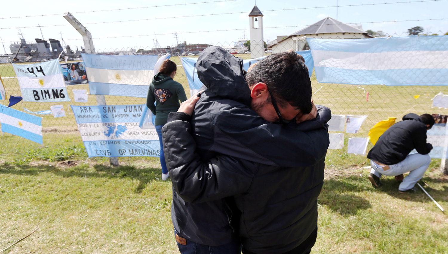 DOLOR. Allegados a los tripulantes del submarino se abrazan frente a la base naval de Mar del Plata. REUTERS