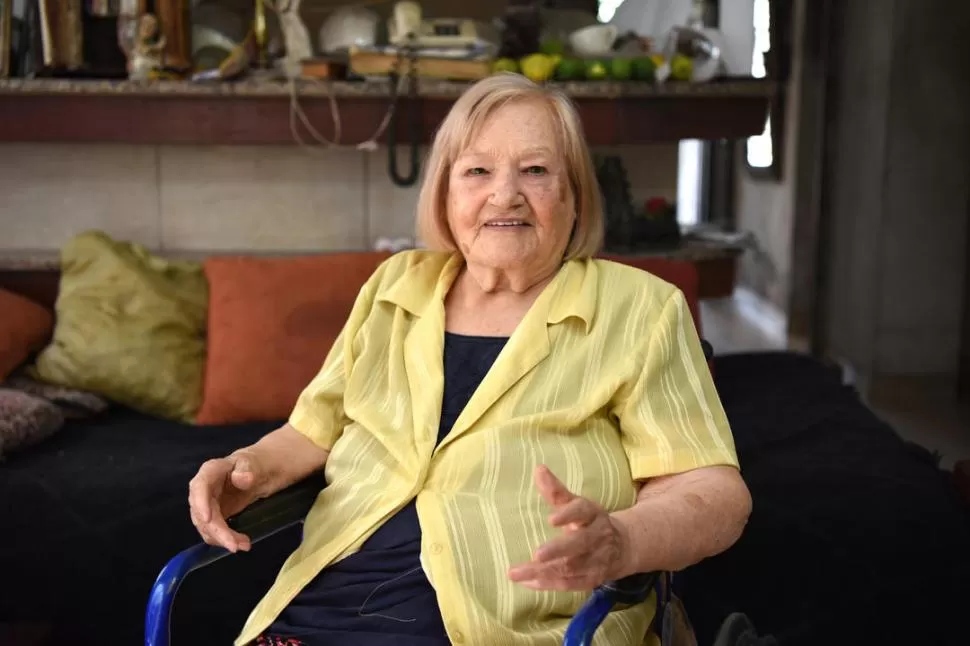 DISPUESTA A ENSEÑAR. Felisa Dominga Márquez se maneja en silla de ruedas porque perdio una pierna. LA GACETA / FOTO DE ANALÍA JARAMILLO.-