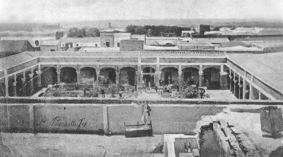 PATIO DEL NACIONAL EN 1870. Una fotografía de Ángel Paganelli registra una vista del primitivo local, que hoy ocupa la Escuela Sarmiento. 