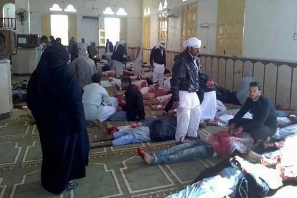 HORROR. Los cuerpos de las víctimas fueron colocados en filas dentro de la mezquita para ser reconocidos.  telam