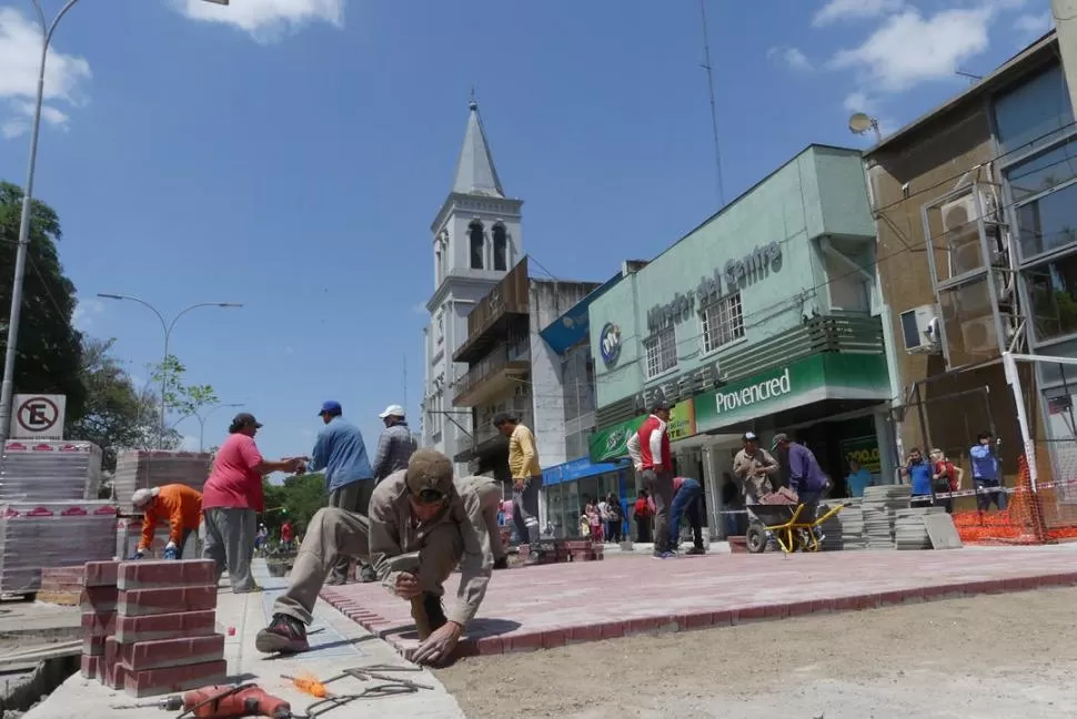 PISO RENOVADO. Operarios municipales colocan los adoquines color terracota en calle Nasif Estéfano. LA GACETA / FOTO DE OSVALDO RIPOLL.-