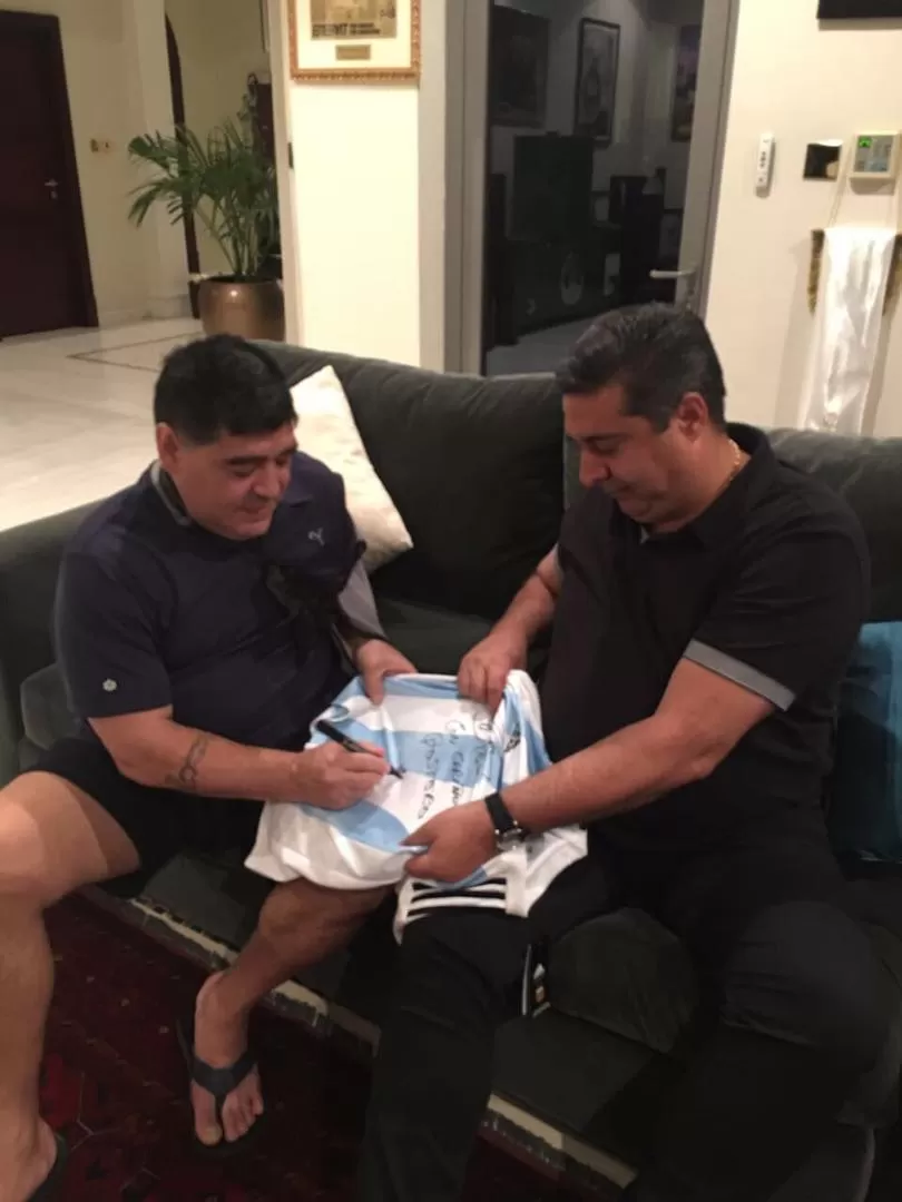 SOLIDARIO. Diego le firmó a Angelici la camiseta de la Selección nacional. telam 