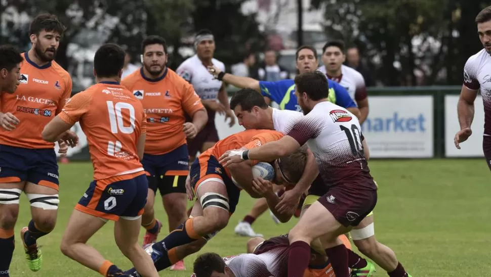 CUERPO A CUERPO. Nicolás Proto intenta ganar terreno sobre la defensa salteña. A Tucumán le costó encontrar el camino en Limache, pero cuando lo hizo, fue implacable. la gaceta salta / foto de marcelo miller