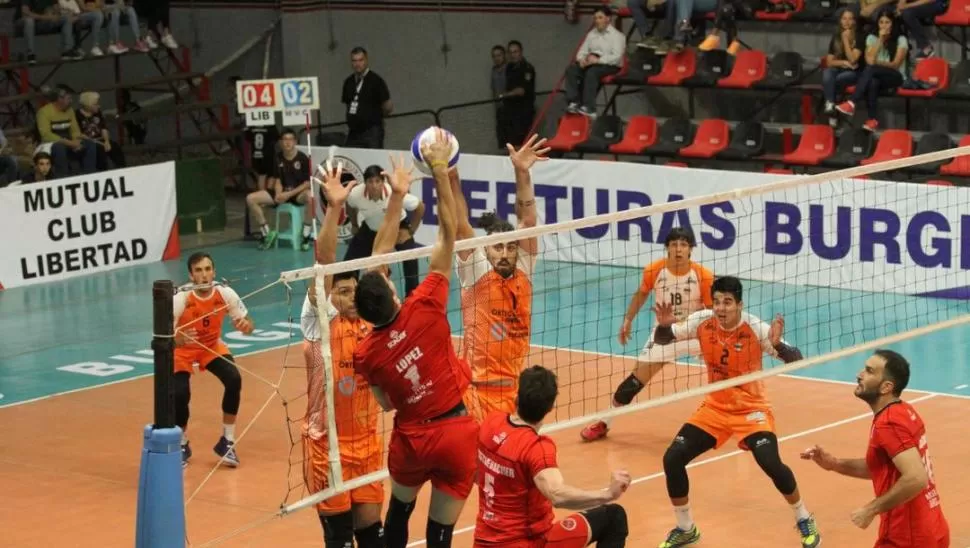 EFECTIVOS. Cordeiro y Núñez, los goleadores “naranjas”, bloquean a López. Prensa Monteros Voley