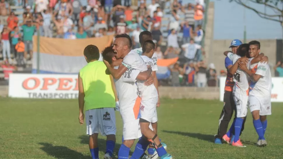 FESTEJO. Los jugadores de Llorens se abrazan al final luego de lograr el ascenso la gaceta / foto de antonio ferroni