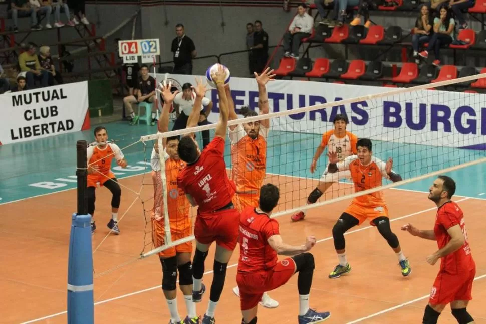 EFECTIVOS. Cordeiro y Núñez, los goleadores “naranjas”, bloquean a López.  Prensa Monteros Voley