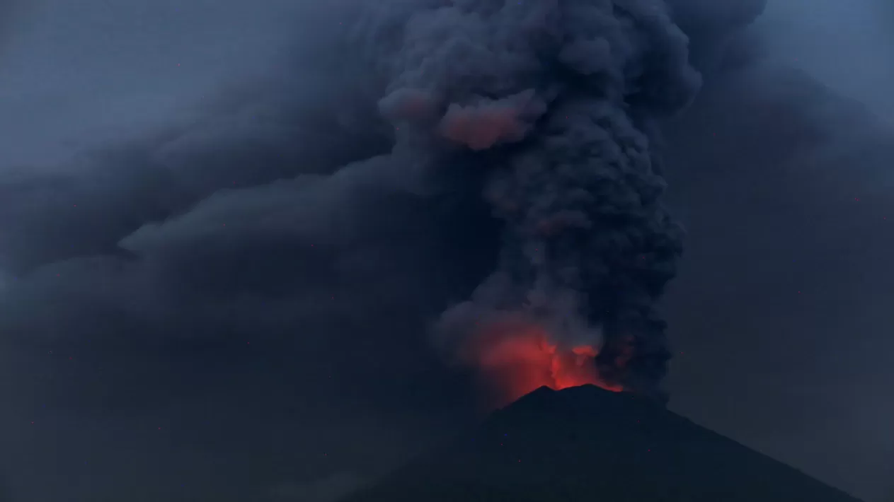 Alerta máxima en Bali: las fotos más impactantes del volcán que amenaza a miles de personas