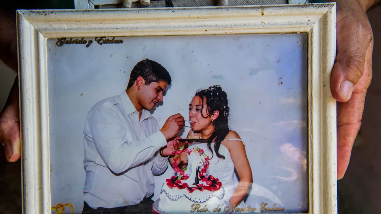 HACE CUATRO AÑOS. Esteban y Gabriela se casaron y tienen dos hijos. LA GACETA / foto de Jorge Olmos Sgrosso.
