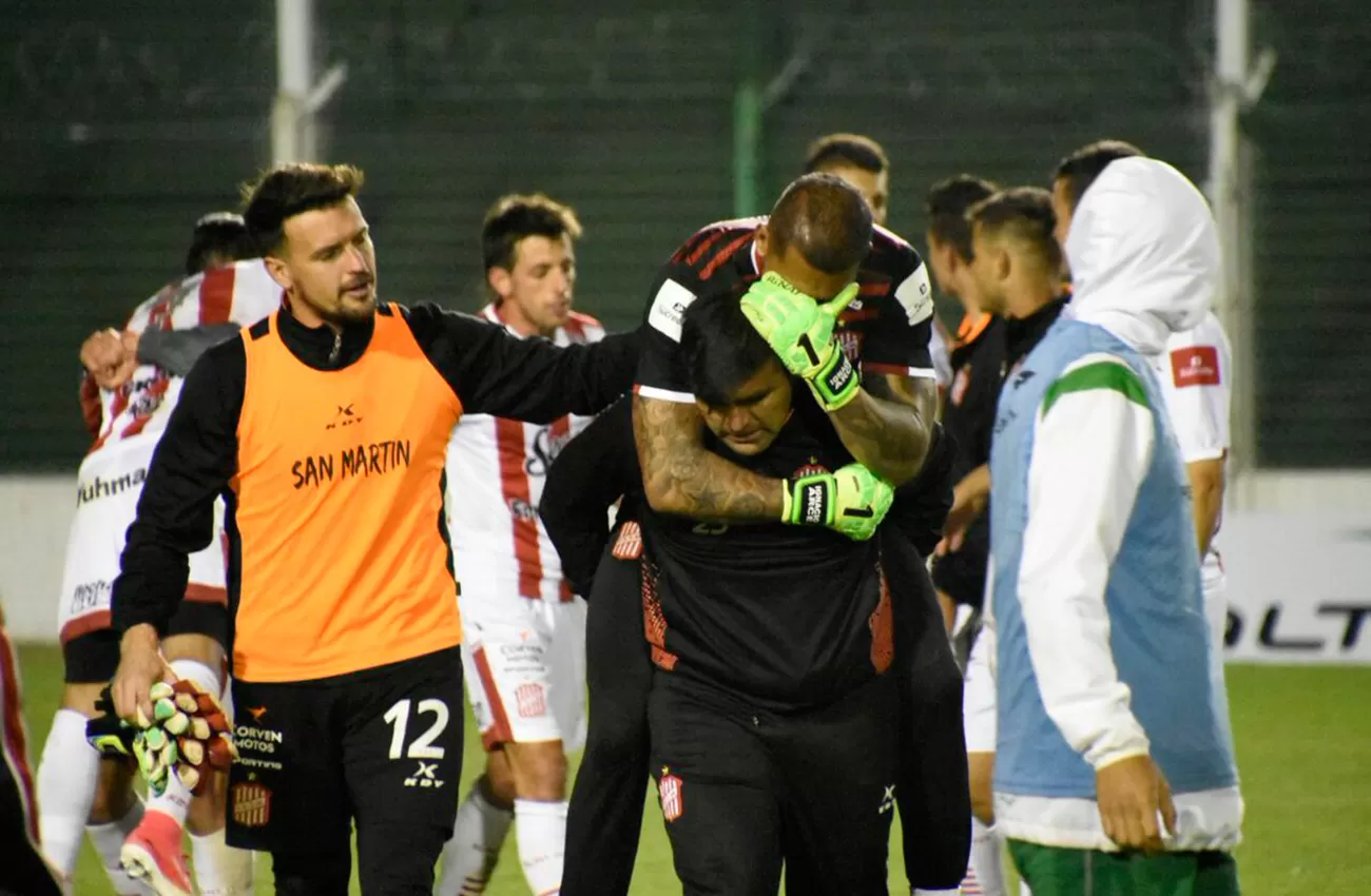 DOLOR. Ignacio Arce se retira en los hombros de Velárdez luego de finalizado el partido en Junín. (@CASMOficial)