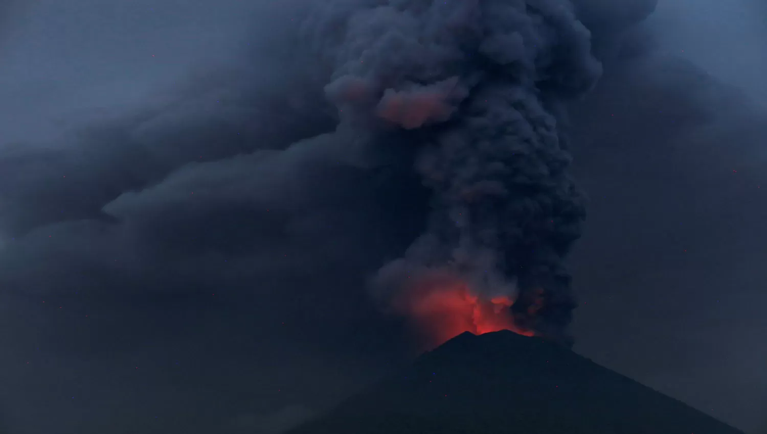 Alerta máxima en Bali: las fotos más impactantes del volcán que amenaza a miles de personas