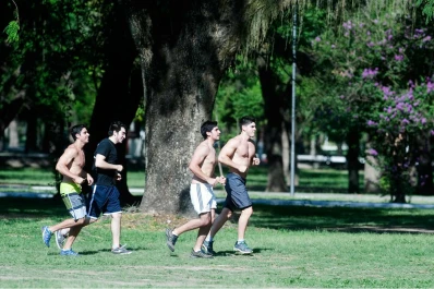 El sol castiga (y fuerte): ¿hasta cuándo seguirá el calor en Tucumán?