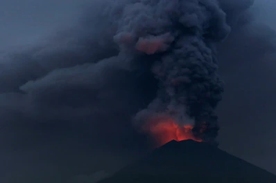 Alerta máxima en Bali: las fotos más impactantes del volcán que amenaza a miles de personas