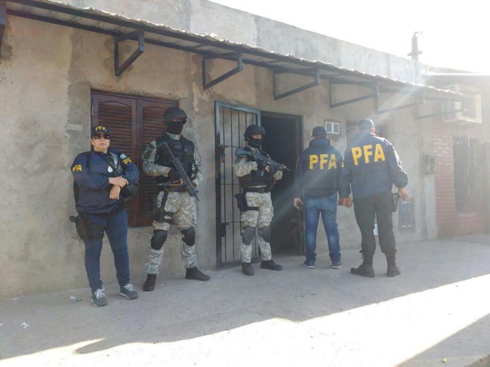 BARRIO EL TRIÁNGULO. Efectivos de la Policía Federal, durante un operativo.  