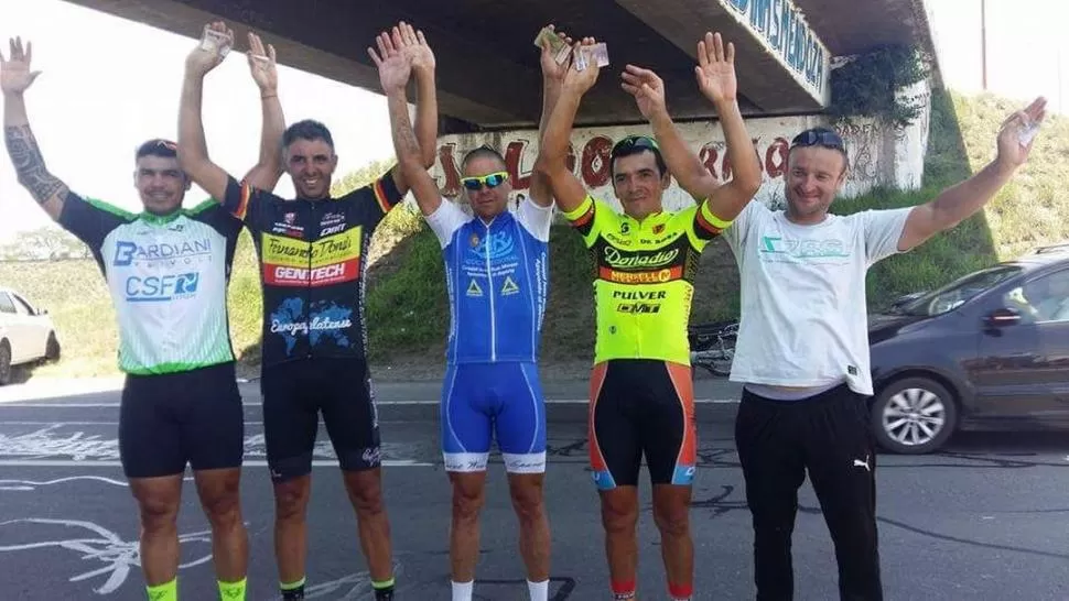 PODIO. Carlos Castillo -centro- sigue sumando victoria en el ciclismo tucumano.   