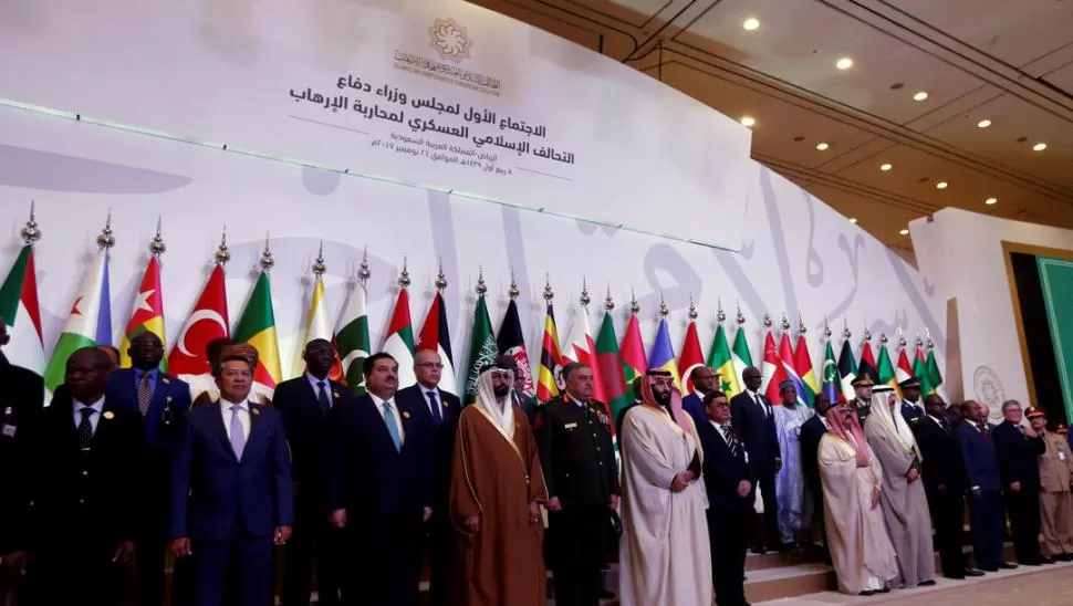 FOTO DE FAMILIA. En  Riad, los ministros de Defensa de países árabes se comprometieron por la paz.  reuters