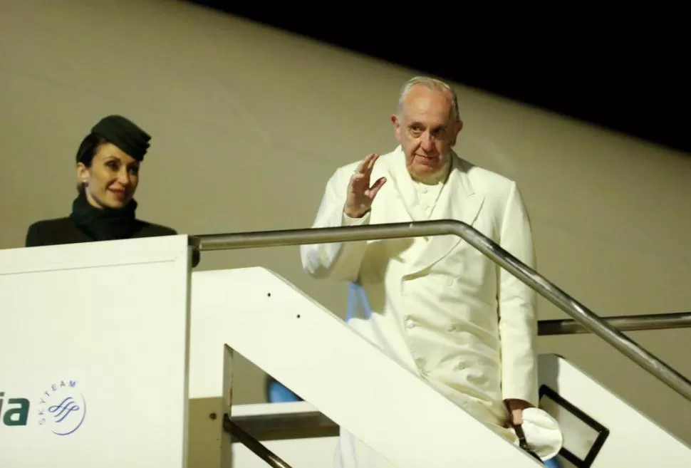 VISITA. El Papa partió ayer con destino a Myanmar y Bangladesh. reuters