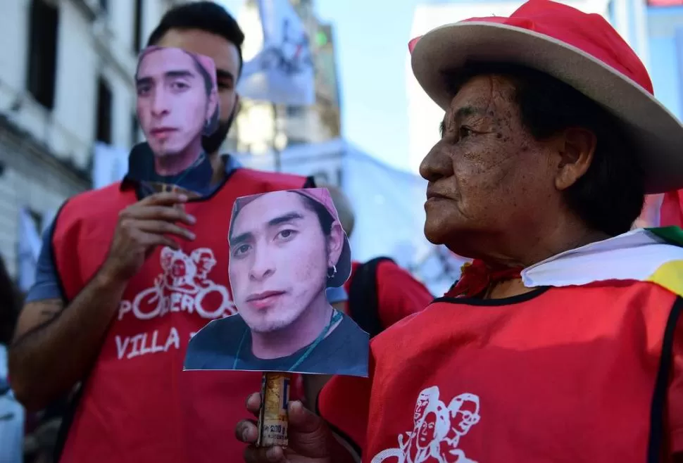 VÍCTIMA. Manifestantes portaban carteles con el rostro de Rafael Nahuel. telam