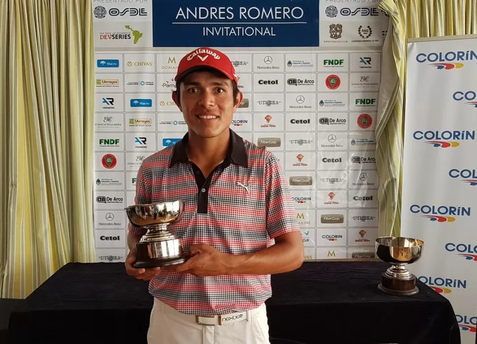 LA CARA DE LA FELICIDAD. Augusto Núñez, con el trofeo del Invitational; en el torneo, “Cuchu” fue de menor a mayor. GolfMagazine Media Group