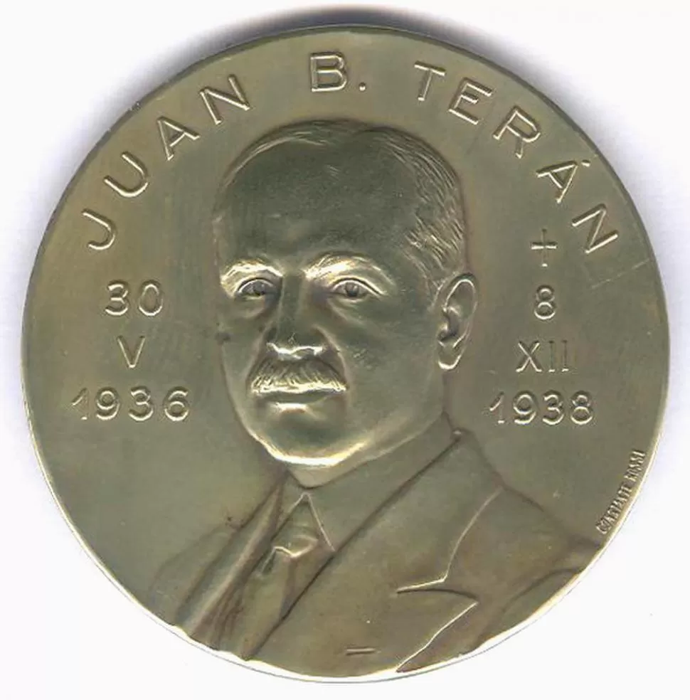 JUAN B. TERÁN. Primera de las dos medallas que acuñó en su homenaje la Academia Nacional de la Historia. 