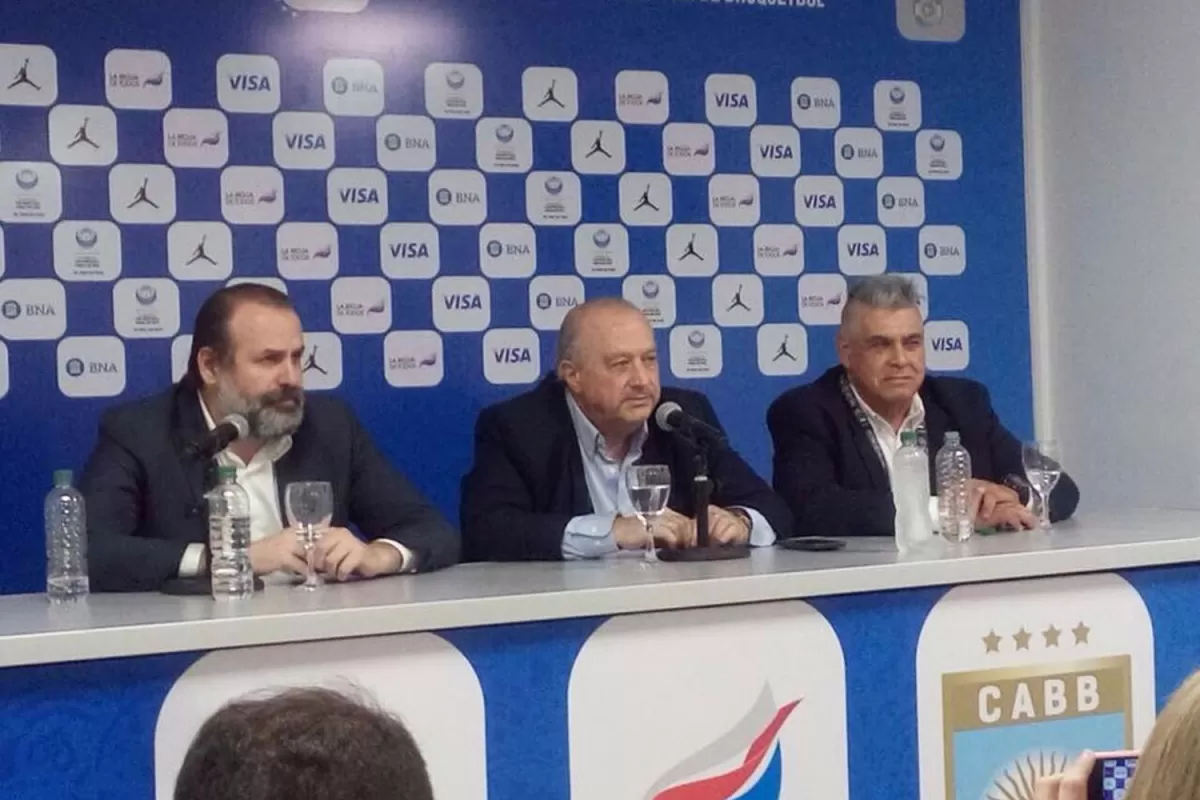 Horacio Muratore (centro), presidente de la FIBA, junto a Federico Susbielles y Carlos Giampieri, dirigentes de la CABB.FOTO PRENSA FEDERACIÓN DE BÁSQUET DE LA RIOJA. 