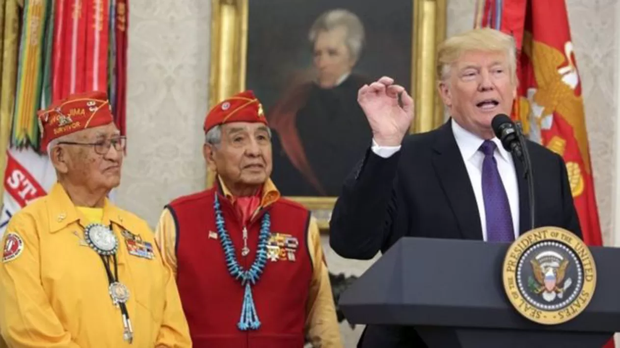 Trump con los nativos americanos. FOTO TOMADA DE LA BBC MUNDO.