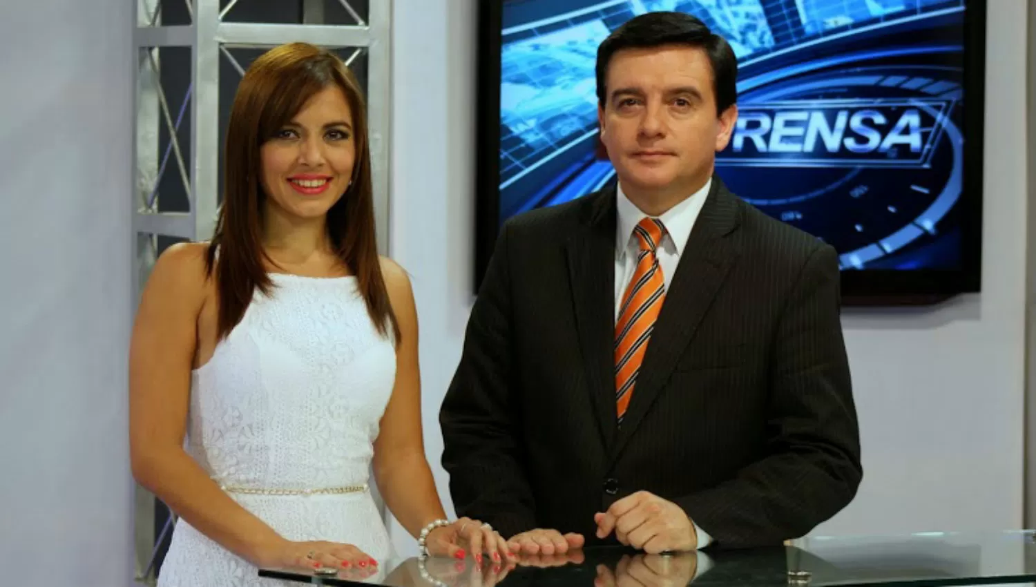 EL NOTICIERO DEL 10.  Ana Pedraza y Marcelo Caferro, conductores. 