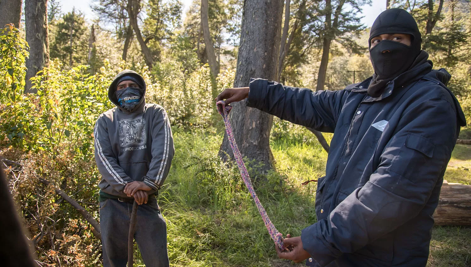 USURPADORES. Dos de los mapuches que tomaron el predio en Villa Mascardi. TÉLAM