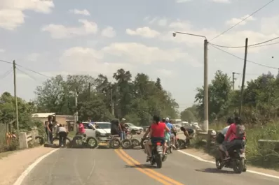 Un piquete por falta de agua tiene a maltraer a vecinos que circulan por el Camino del Perú