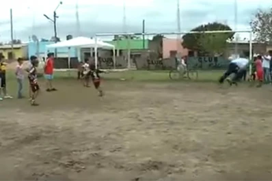 Video: un gobernador argentino quiso atajar un penal y se pegó un porrazo