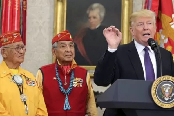 Trump llamó Pocahontas a una senadora opositora en un acto oficial con indios americanos