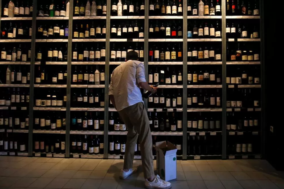 RETROCESO. La importación de vino ha impactado negativamente en el sector bebidas e hizo caer el consumo. reuters